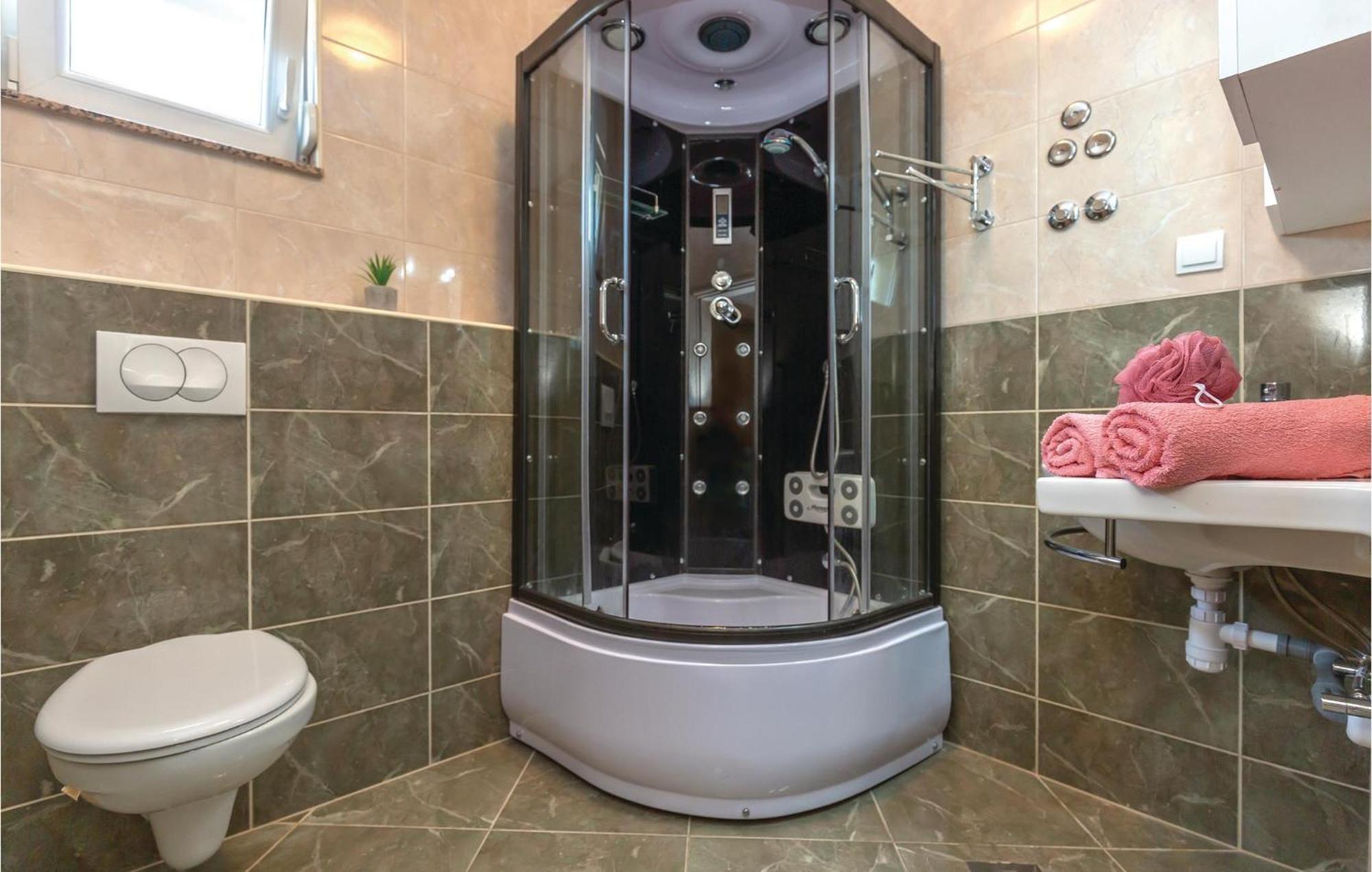 Gorgeous Apartment In Krvavica With Kitchen Εξωτερικό φωτογραφία