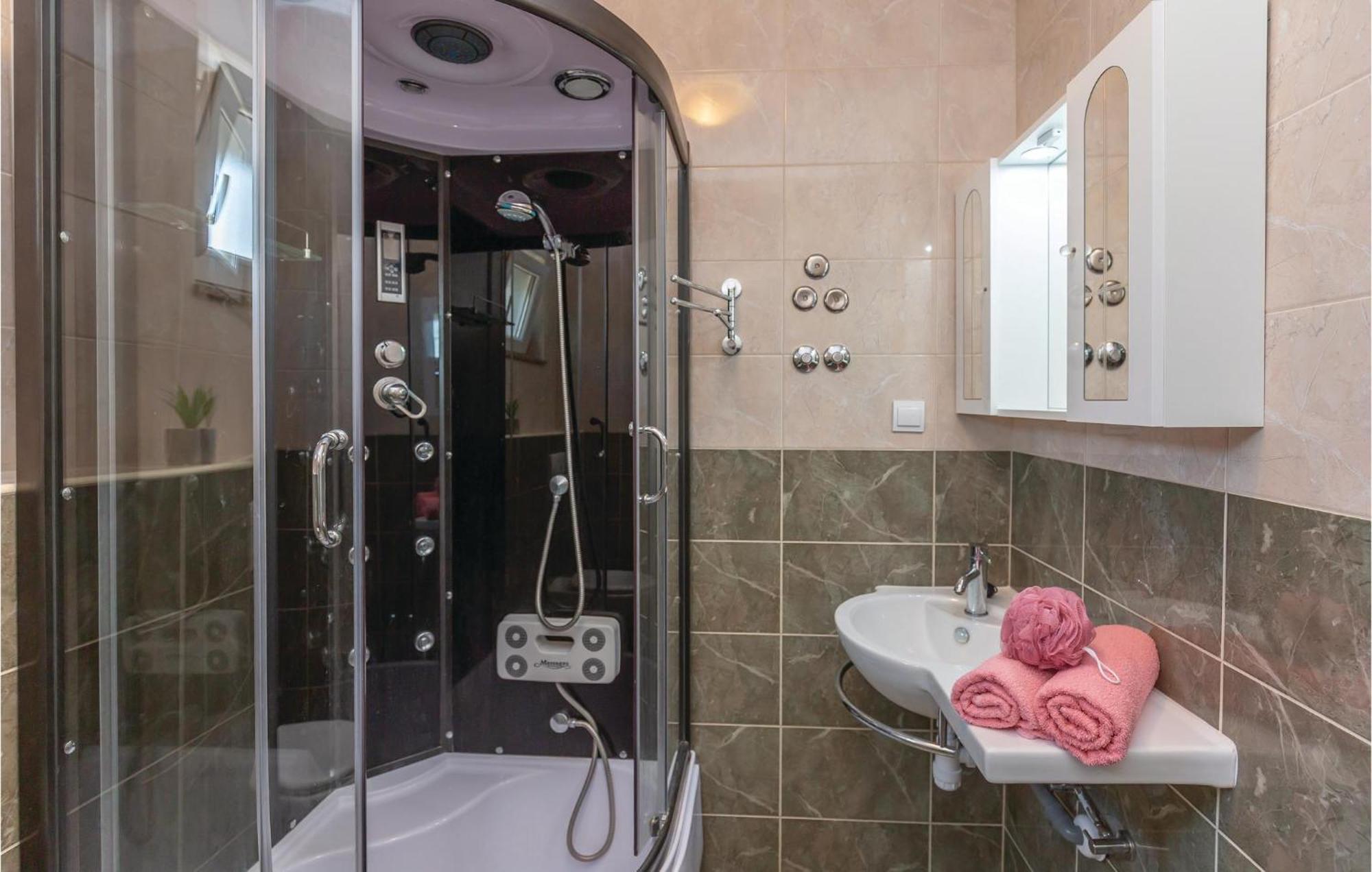 Gorgeous Apartment In Krvavica With Kitchen Εξωτερικό φωτογραφία