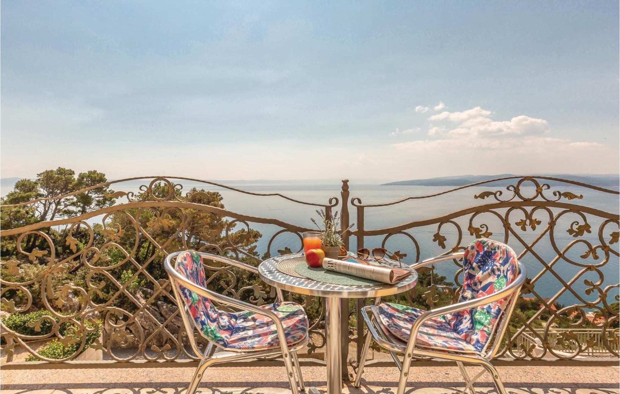 Gorgeous Apartment In Krvavica With Kitchen Εξωτερικό φωτογραφία
