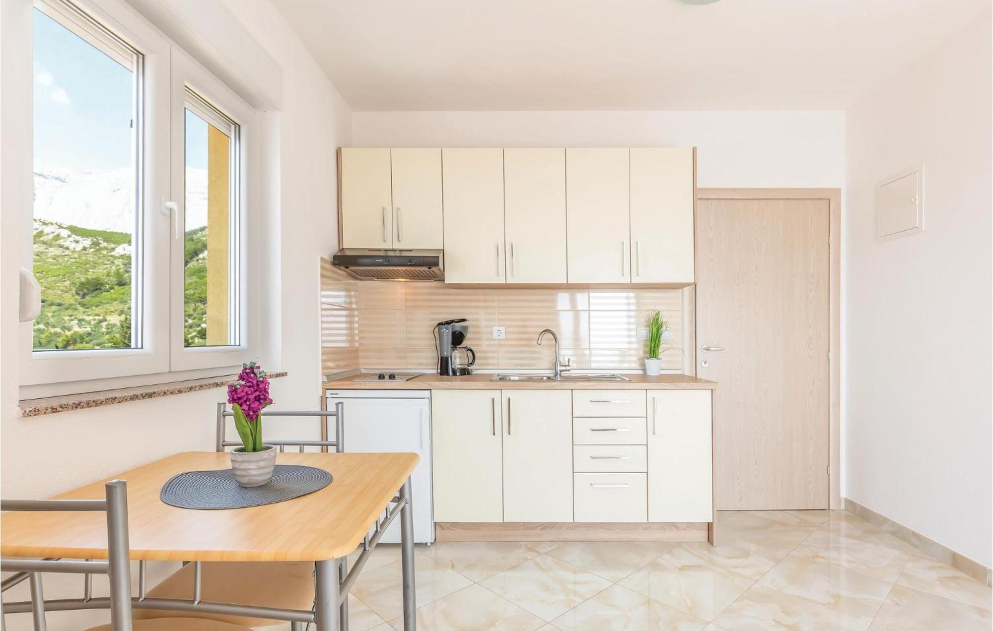Gorgeous Apartment In Krvavica With Kitchen Εξωτερικό φωτογραφία